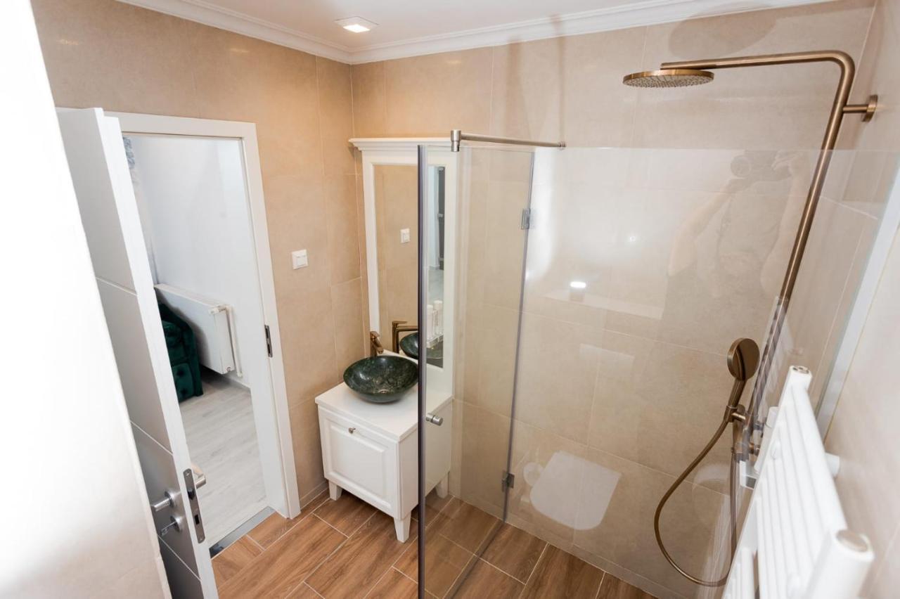 Apartament Carolyne Bistriţa Exteriör bild